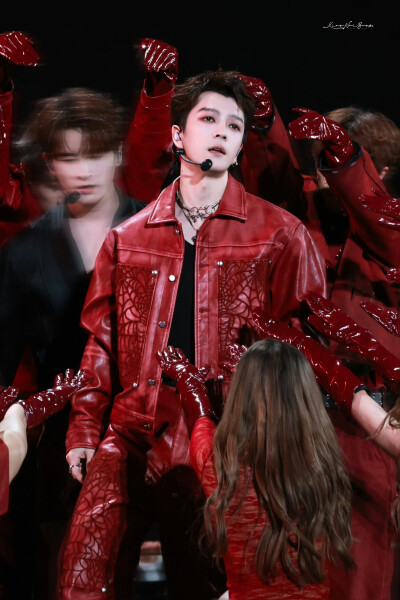 王栎鑫10.25至少今天很快乐演唱会