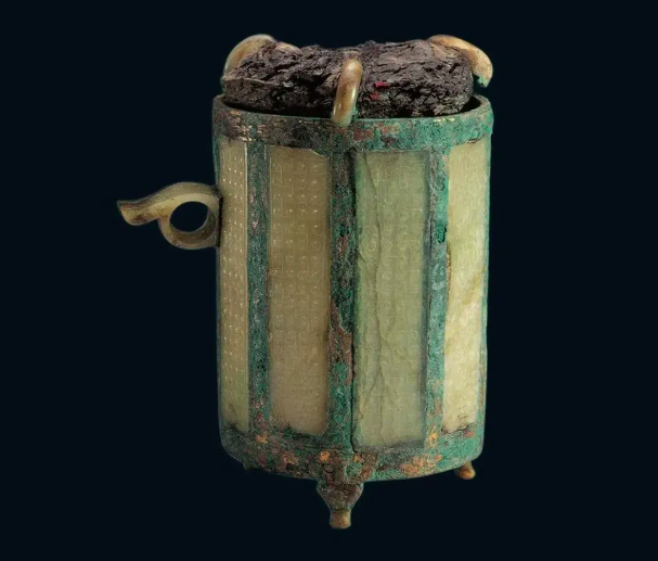 战国末期，铜框嵌玉酒卮，广州南越王墓出土