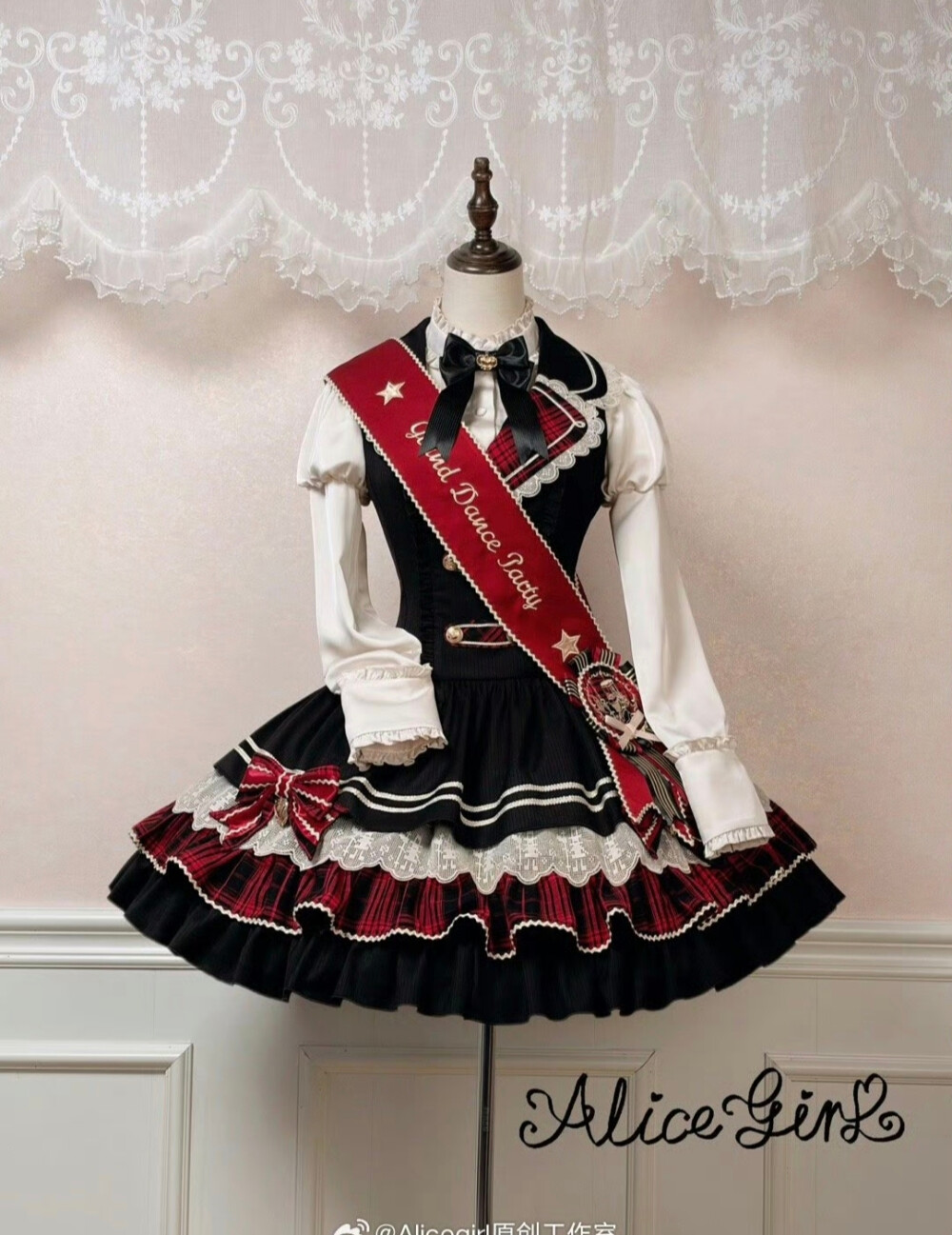 我不行啦，这条的人台图都是这么貌美啊，这个绶带真的是点睛之笔好嘛
#吃我一波lolita安利 #lolita原创设计 #lo裙 