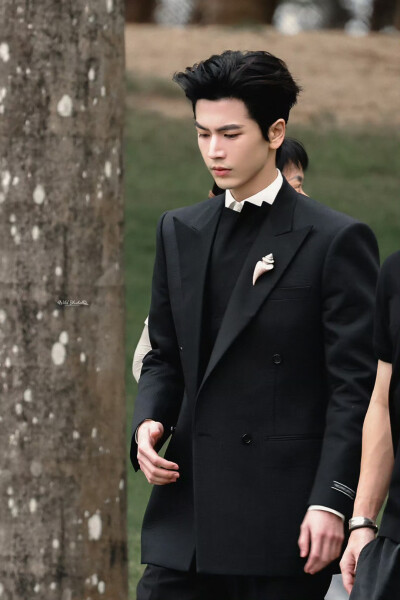 cr.WildBluebell·张凌赫