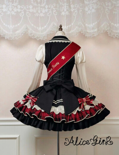 我不行啦，这条的人台图都是这么貌美啊，这个绶带真的是点睛之笔好嘛
#吃我一波lolita安利 #lolita原创设计 #lo裙 