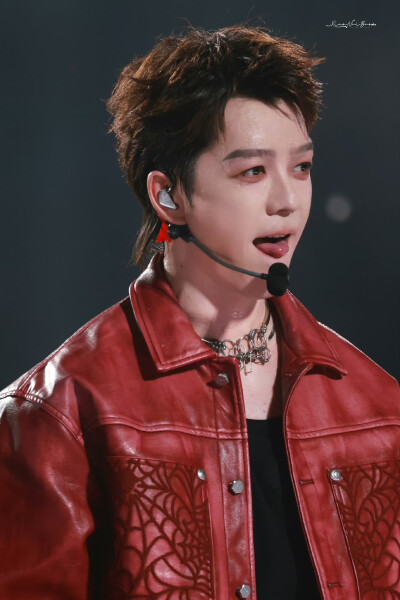 王栎鑫10.25至少今天很快乐演唱会