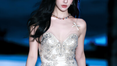 女主橙光素材
@YYYEve
盗图遭天潜