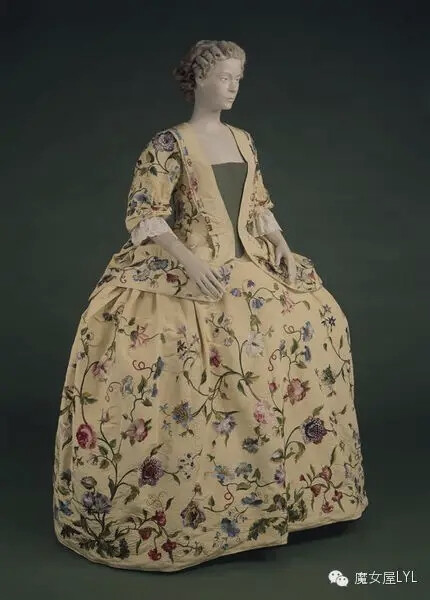 约1745年的英国丝绸淡柠檬黄的曼图亚，多彩的丝绸缎绣，长短缝，设计包括玫瑰，牵牛花，罂粟花，紫罗兰，桂竹香茎绣、法国结，金银花和单蜀葵，所有花草自然的颜色。