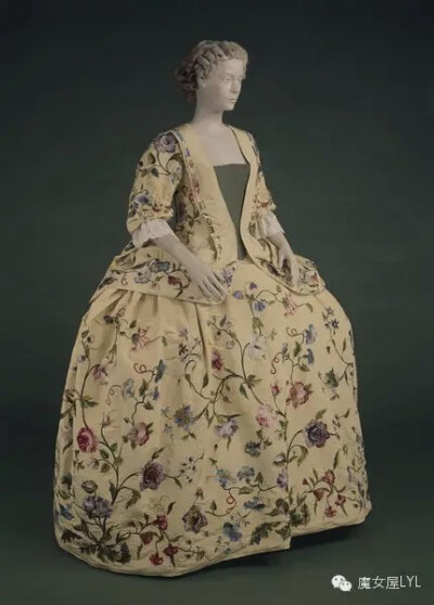 约1745年的英国丝绸淡柠檬黄的曼图亚，多彩的丝绸缎绣，长短缝，设计包括玫瑰，牵牛花，罂粟花，紫罗兰，桂竹香茎绣、法国结，金银花和单蜀葵，所有花草自然的颜色。