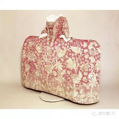 1740年代的曼图亚宫廷。刺绣包含近10磅的真银线。