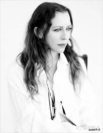 Ann Demeulemeester
比利时暗黑哥特系女王
Ann Demeulemeester (born 1959, Waregem, Belgium) is a fashion designer whose eponymous label Ann Demeulemeester is mainly showcased at the annual Paris Fashio…