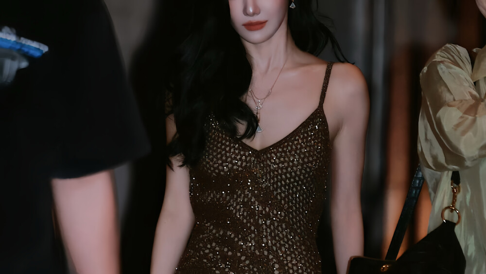 女主橙光素材
@YYYEve
盗图遭天潜