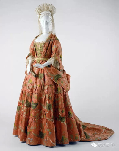 Mantua, British, c 1708. silk. Metropolitan Museum of Art