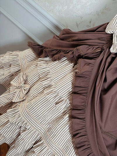 这个维多利亚公爵系列有点东西诶！
好少见这种风格的裙子，太帅了