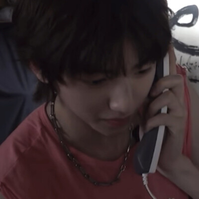 有个红衣男孩在打电话然后很萌