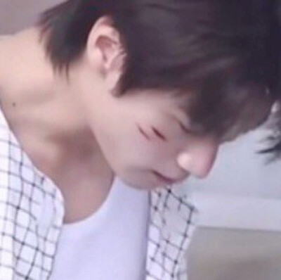 刚睡醒我闺蜜就让我截今天的（故意留了脖子上的小痣嗯！）