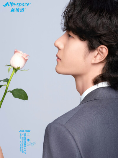 lifespace益倍适：
这完美侧脸...谁看了不夸小益会拍啊！
#王一博益倍适普通食品全球代言人# ​​​