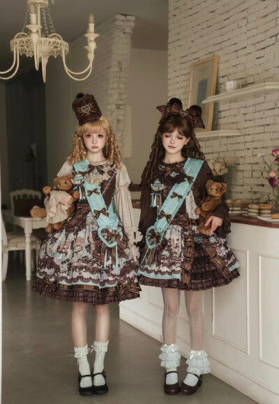 超级萌可以双子的小裙子鸭，超级喜欢这条的嘞，冲了冲了，好喜欢这个绶带
#吃我一波lolita安利 #lolita原创设计 #lo裙 