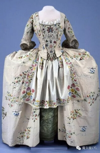 曼图亚，约1745年，殖民地时期的威廉斯堡。其中一些布料和图案是我们今天用来做桌布等的东西。我们做梦也想不到会穿上它们。我看到一件看起来像围裙的衣服是用搬运工的毯子做的!