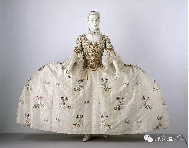 最终的曼图亚版本，大约在1780年，不同于早期曼图亚，取代早期的精致布料和褶皱，拖尾部分演变成一个胸衣的加长织物。