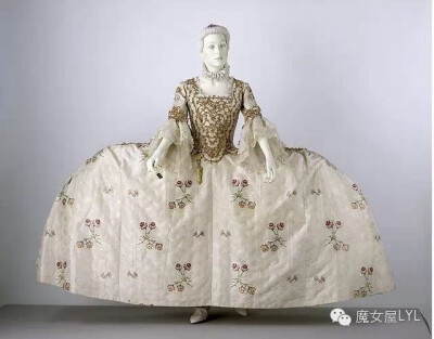 最终的曼图亚版本，大约在1780年，不同于早期曼图亚，取代早期的精致布料和褶皱，拖尾部分演变成一个胸衣的加长织物。