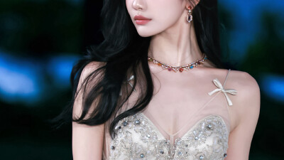 女主橙光素材
@YYYEve
盗图遭天潜