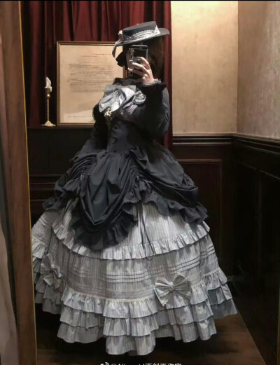 真的超有维多利亚时期公主的感觉哇，这个配色真的很有中古感鸭
#lo#lo安利#lolita