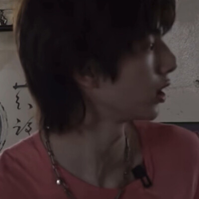 有个红衣男孩在打电话然后很萌