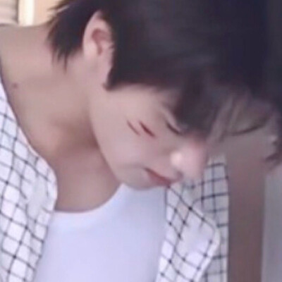 刚睡醒我闺蜜就让我截今天的（故意留了脖子上的小痣嗯！）