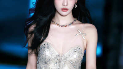 女主橙光素材
@YYYEve
盗图遭天潜