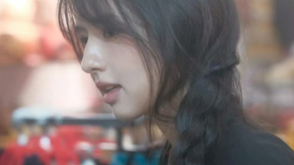 是人尘欲掩你挺拔，不遮你长青