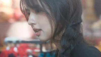 是人尘欲掩你挺拔，不遮你长青