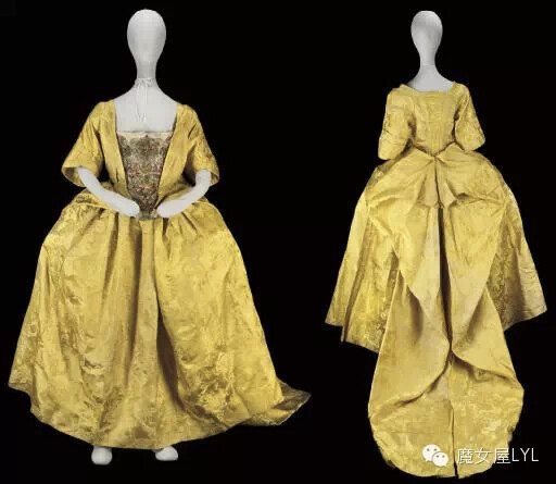 宫廷曼图亚的中国皇家黄绸锦缎，约1740年的丝绸，18世纪50年代的曼图亚紧身胸衣，长长的一排精心折叠的锦缎在背后的两个丝绸覆盖的纽扣上，紧身胸衣重新褶皱成一件封闭的长袍，衬裙重新串起