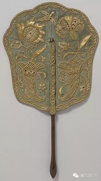 English: Fixed fan of green silk with straw embroidery and wooden handle, England, c 1740