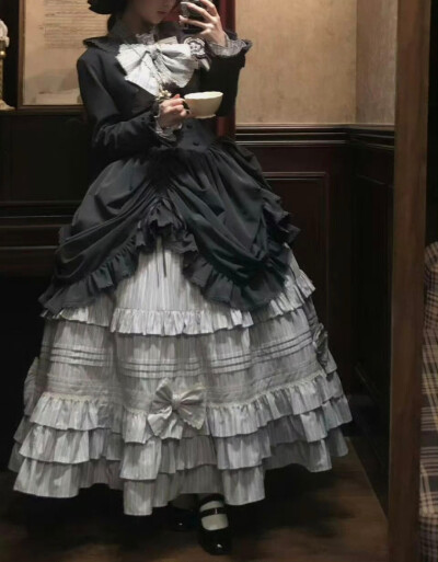 真的超有维多利亚时期公主的感觉哇，这个配色真的很有中古感鸭
#lo#lo安利#lolita