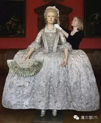 银曼图亚宫廷服饰，约1760-1765年，锦缎和衬裙与设计的条纹和滚动的花环镶着闪闪发光的银色花边。由玛丽夫人（c.1735–1804），查尔斯的妻子，当她的丈夫成为首相时穿着。现存伦敦，作为皇家收藏品。