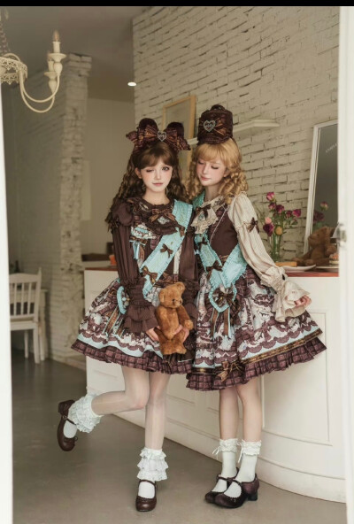 超级萌可以双子的小裙子鸭，超级喜欢这条的嘞，冲了冲了，好喜欢这个绶带
#吃我一波lolita安利 #lolita原创设计 #lo裙 