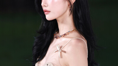 女主橙光素材
@YYYEve
盗图遭天潜