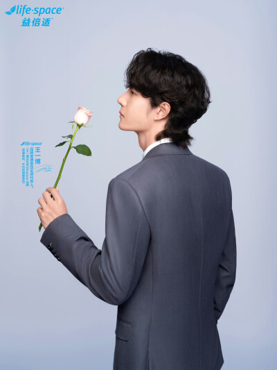 lifespace益倍适：
这完美侧脸...谁看了不夸小益会拍啊！
#王一博益倍适普通食品全球代言人# ​​​