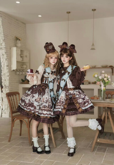 超级萌可以双子的小裙子鸭，超级喜欢这条的嘞，冲了冲了，好喜欢这个绶带
#吃我一波lolita安利 #lolita原创设计 #lo裙 