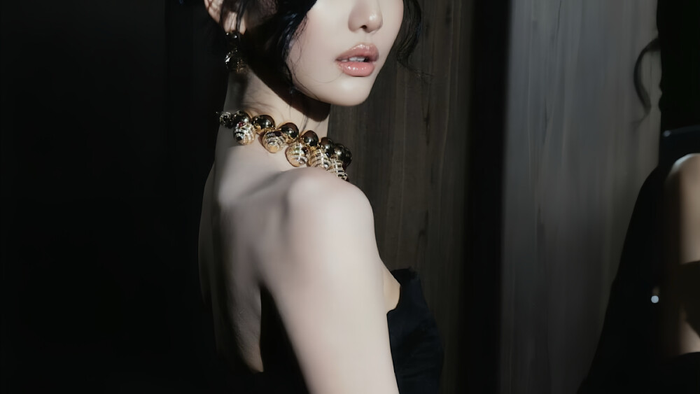 女主橙光素材
@YYYEve
盗图遭天潜