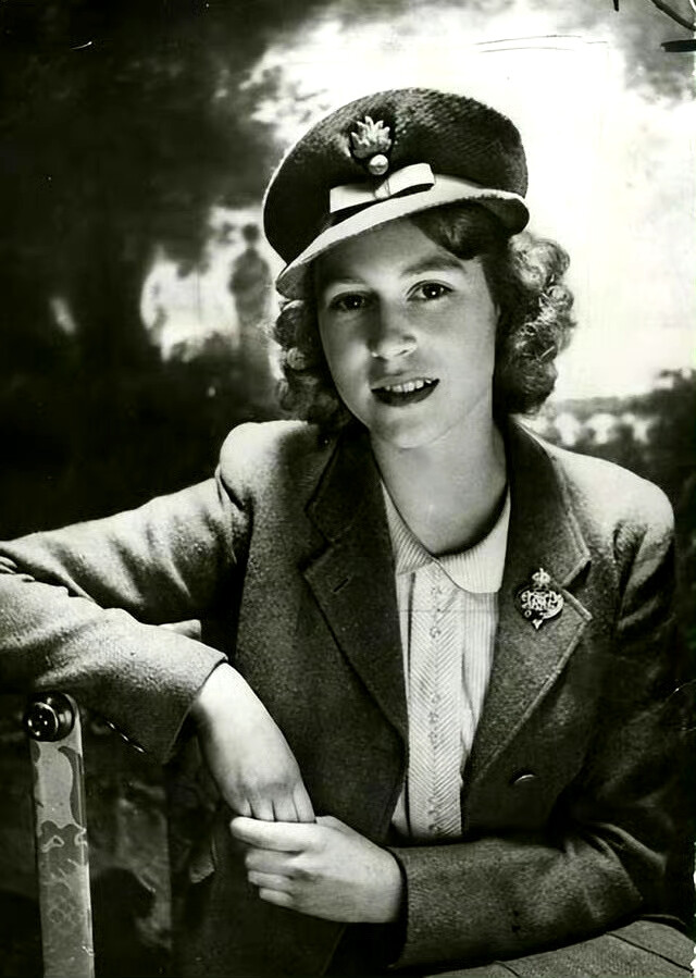 1942年，16岁的英国的伊丽莎白公主的肖像，穿着她的ATS制服 ​ ​​​
