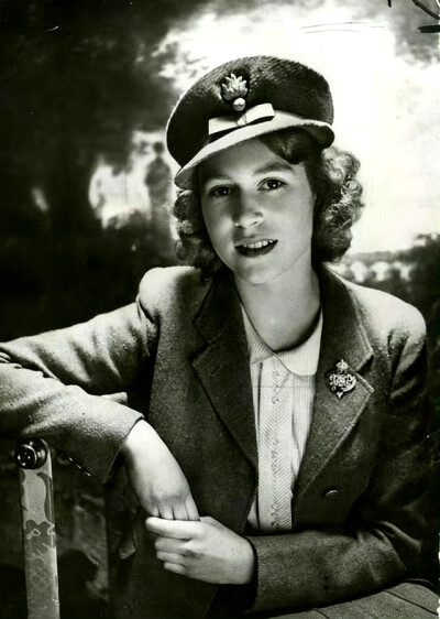1942年，16岁的英国的伊丽莎白公主的肖像，穿着她的ATS制服 ​ ​​​