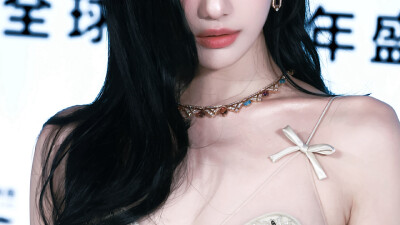 女主橙光素材
@YYYEve
盗图遭天潜