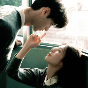 你在左边 我紧靠右