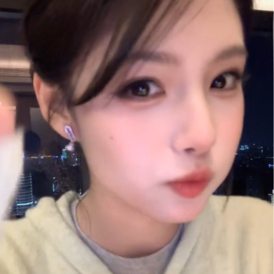 阳光是夏日的囚徒拥抱过期的记忆