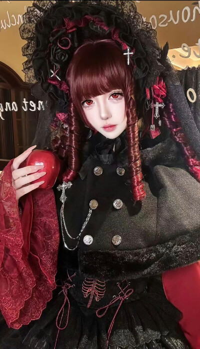 宝宝觉得这个裙子配斗篷好看不！有点想搭配一下斗篷不知道效果怎么样