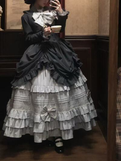 这么美貌的小裙子我先干为敬！
这设计这配色简直绝了！