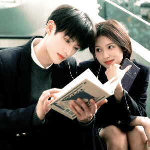 你在左边 我紧靠右