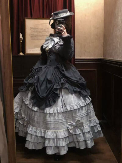 这么美貌的小裙子我先干为敬！
这设计这配色简直绝了！