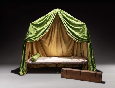 专为拿破仑发明的标志性便携式战争床。照片由苏富比提供