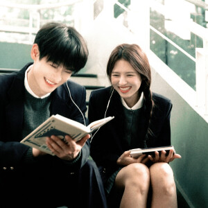 你在左边 我紧靠右