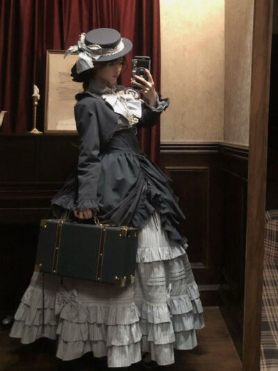 这么美貌的小裙子我先干为敬！
这设计这配色简直绝了！