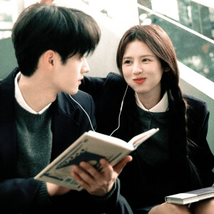 你在左边 我紧靠右